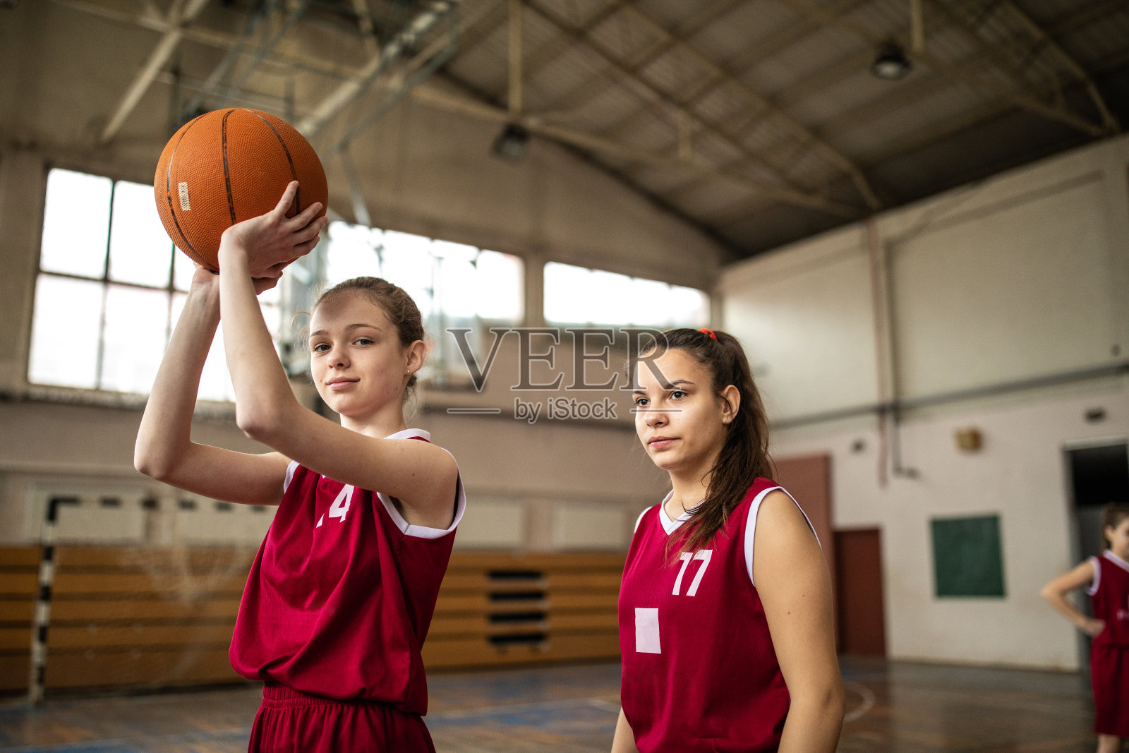 十几岁的女孩在学校体育馆打篮球照片摄影图片