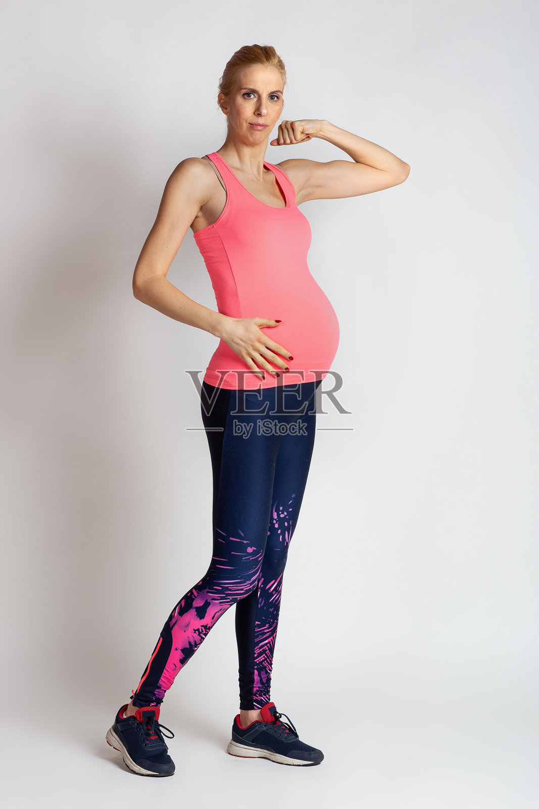 孕妇在白底做运动照片摄影图片