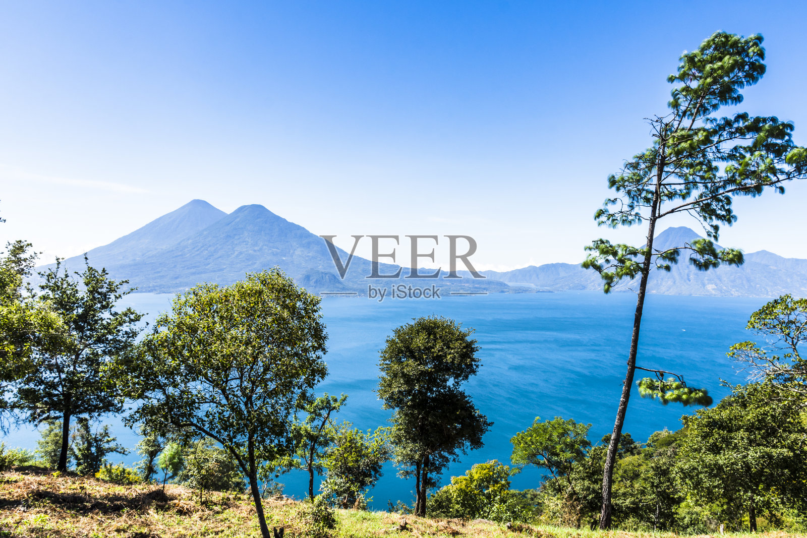 危地马拉阿提特兰湖和2座火山照片摄影图片