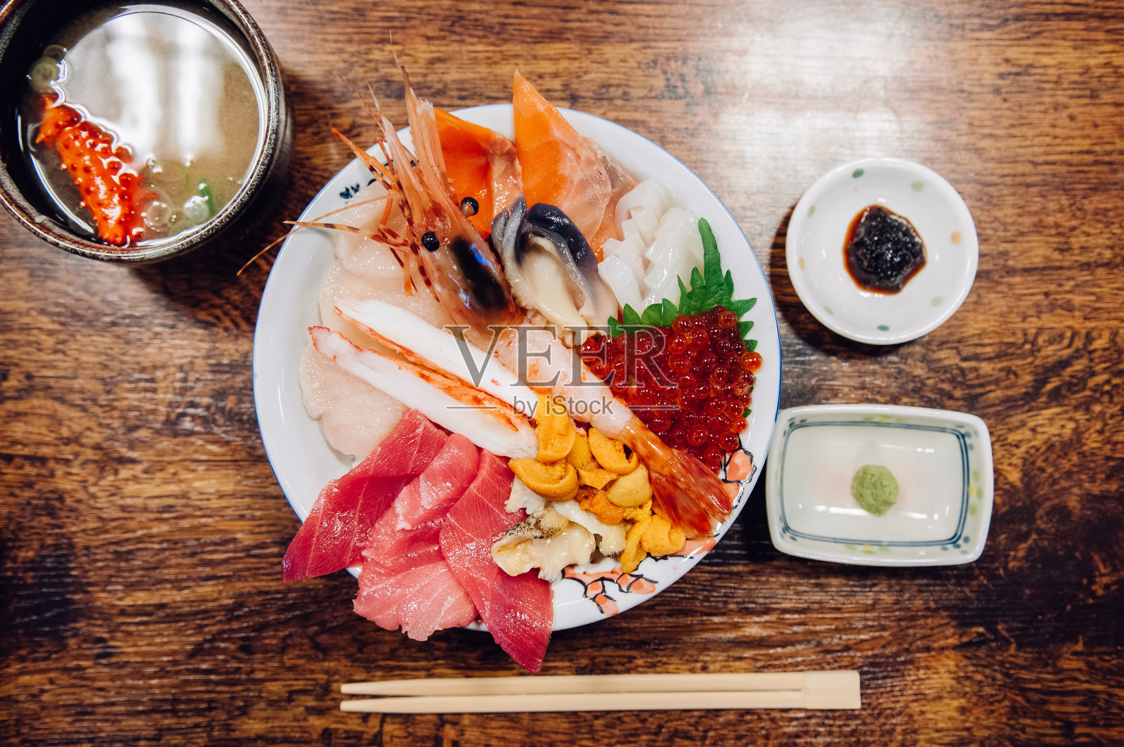 海生堂日式生鱼片饭碗在木桌上俯视图拍摄照片摄影图片