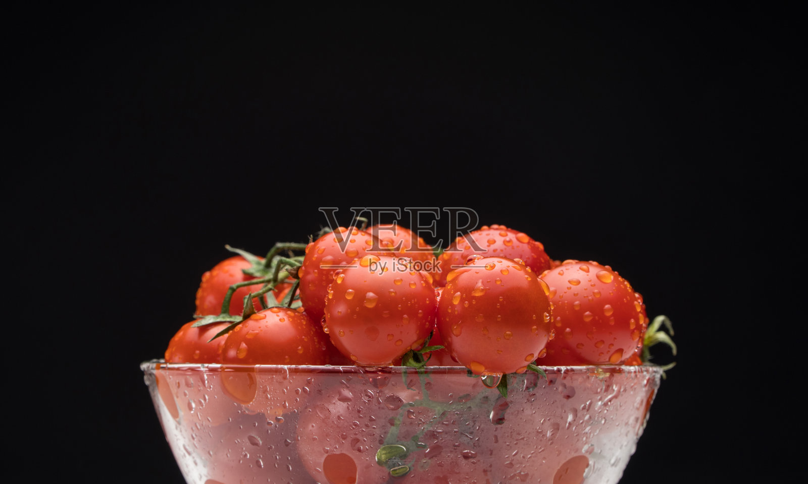 西红柿放在玻璃碗里照片摄影图片