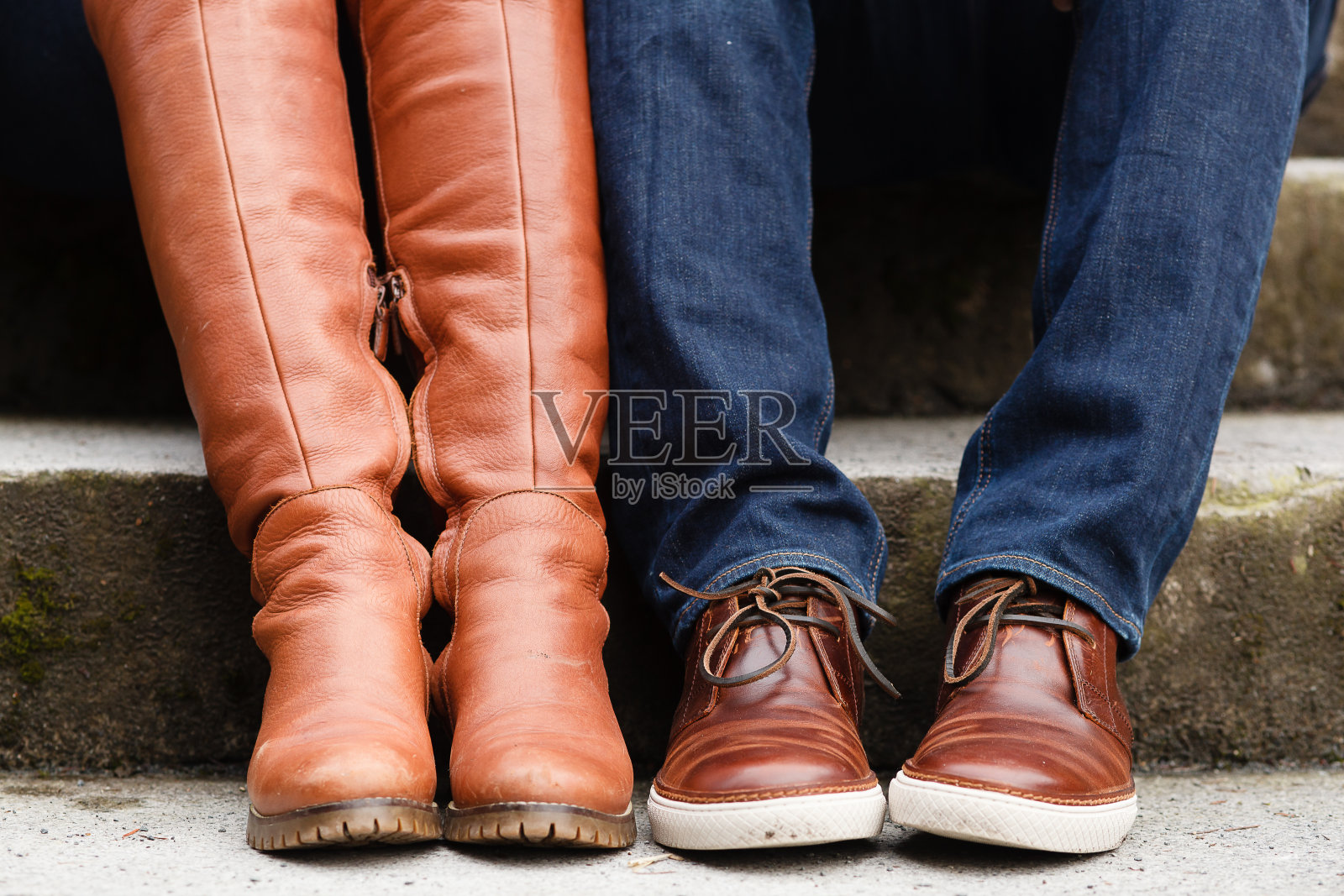 穿着时髦运动鞋和靴子的潮人夫妇坐着照片摄影图片
