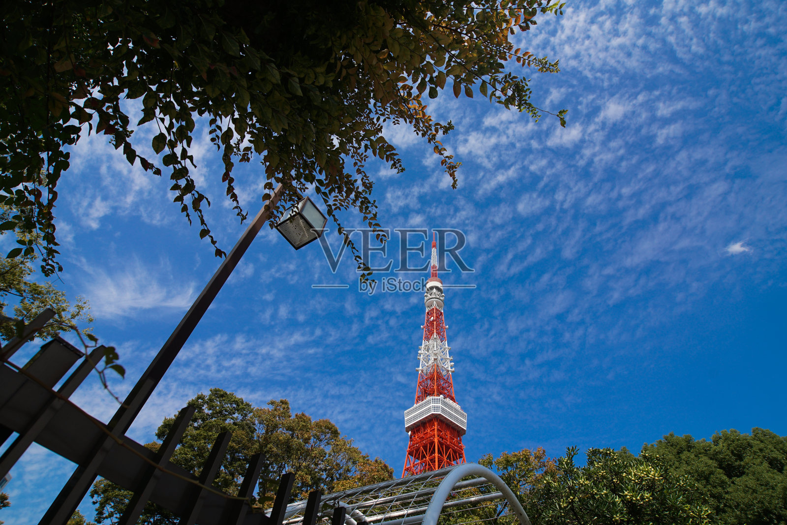 东京塔和蓝天景观。照片摄影图片