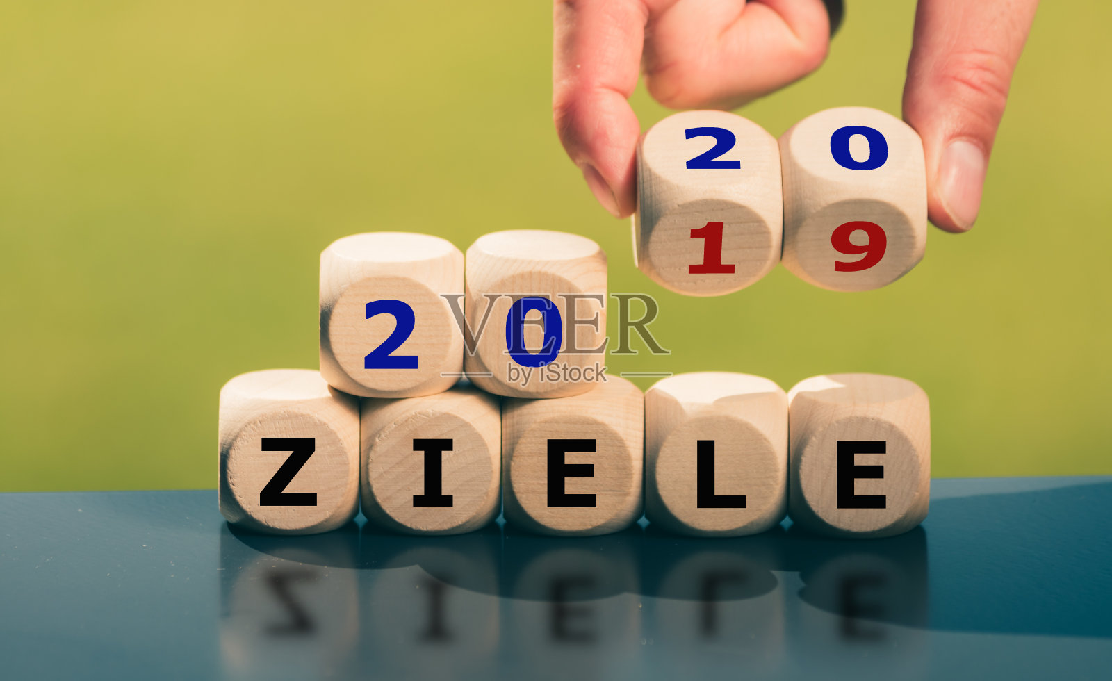 2020年的目标。手转骰子，改变德语表达“2019 Ziele”(英语“2019目标”)到“2020 Ziele”(英语“2020目标”)。照片摄影图片