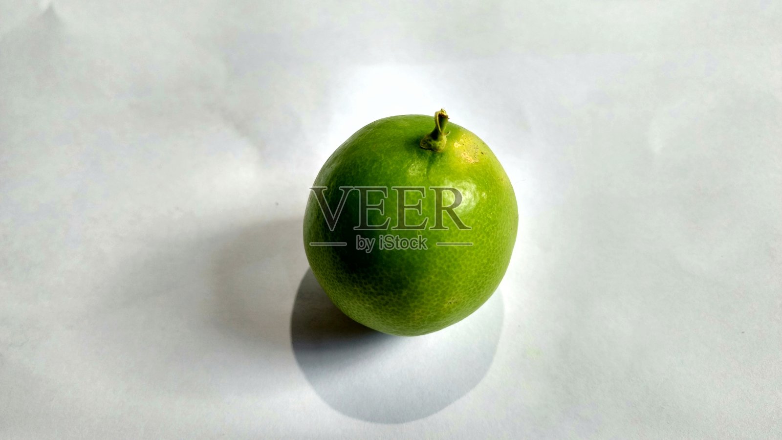 绿色柠檬，白色底色照片摄影图片