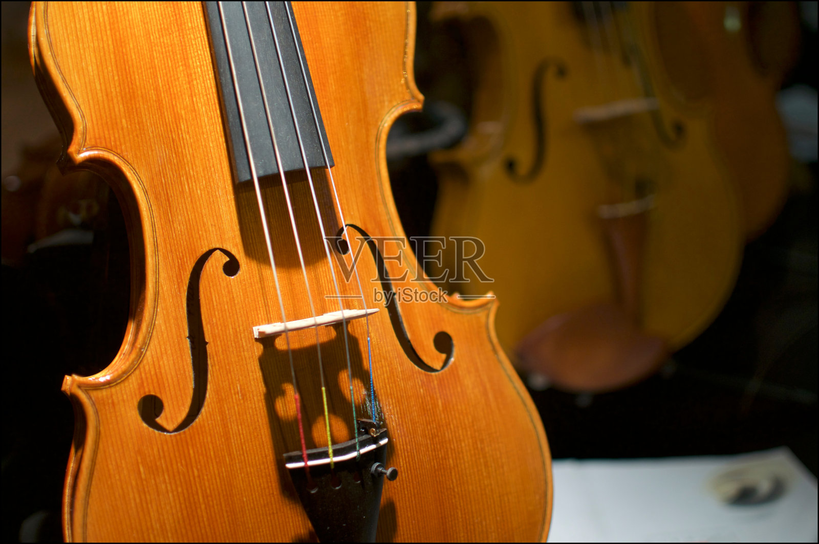 一个美丽的木制小提琴的特写图片照片摄影图片