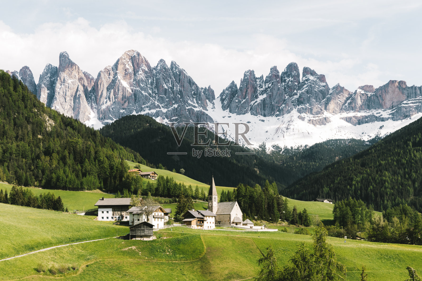 意大利Dolomites阿尔卑斯山美丽的山脉，绿色的草地和小Santa madalena村庄照片摄影图片