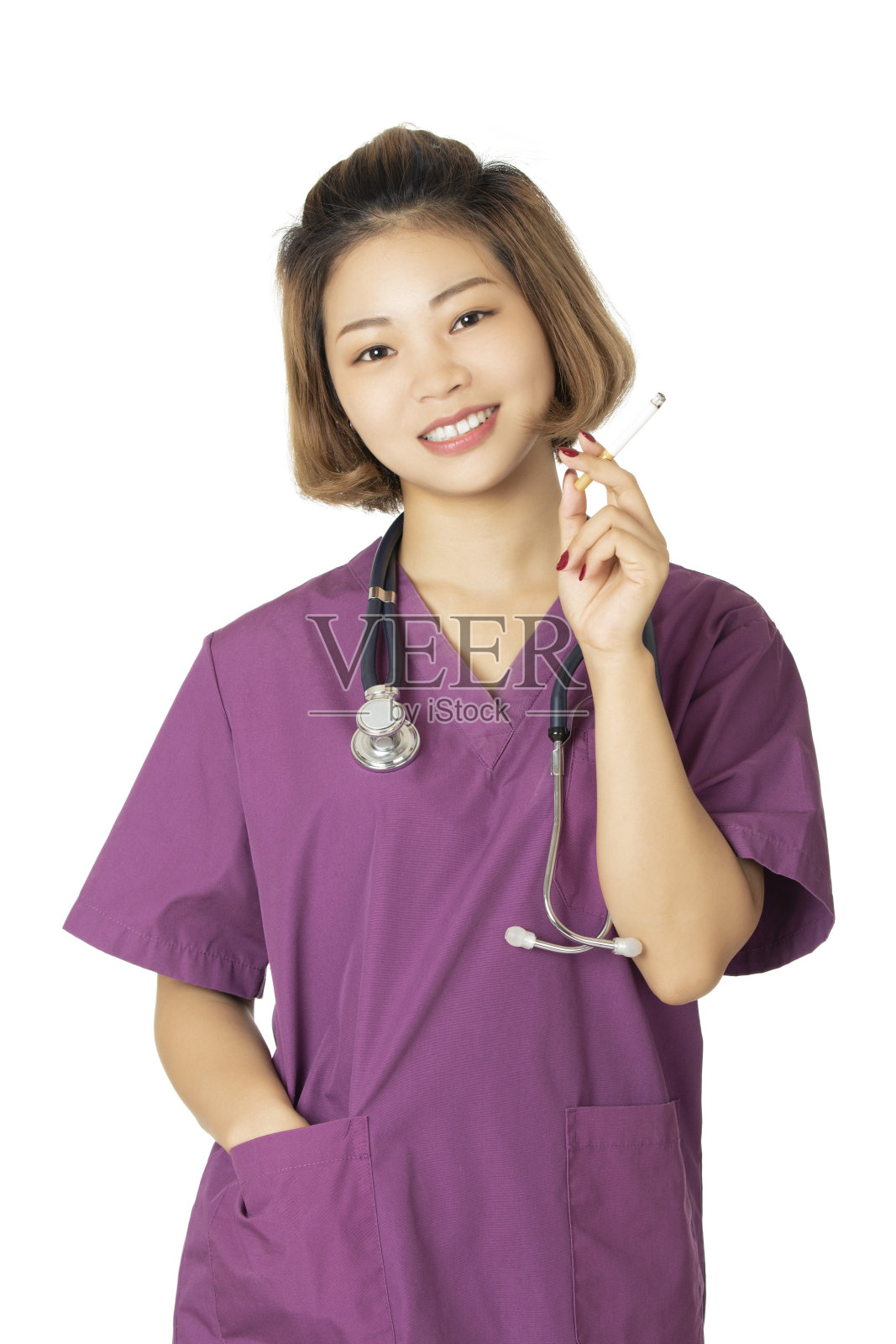 亚洲医生或护士吸烟孤立在白色背景照片摄影图片