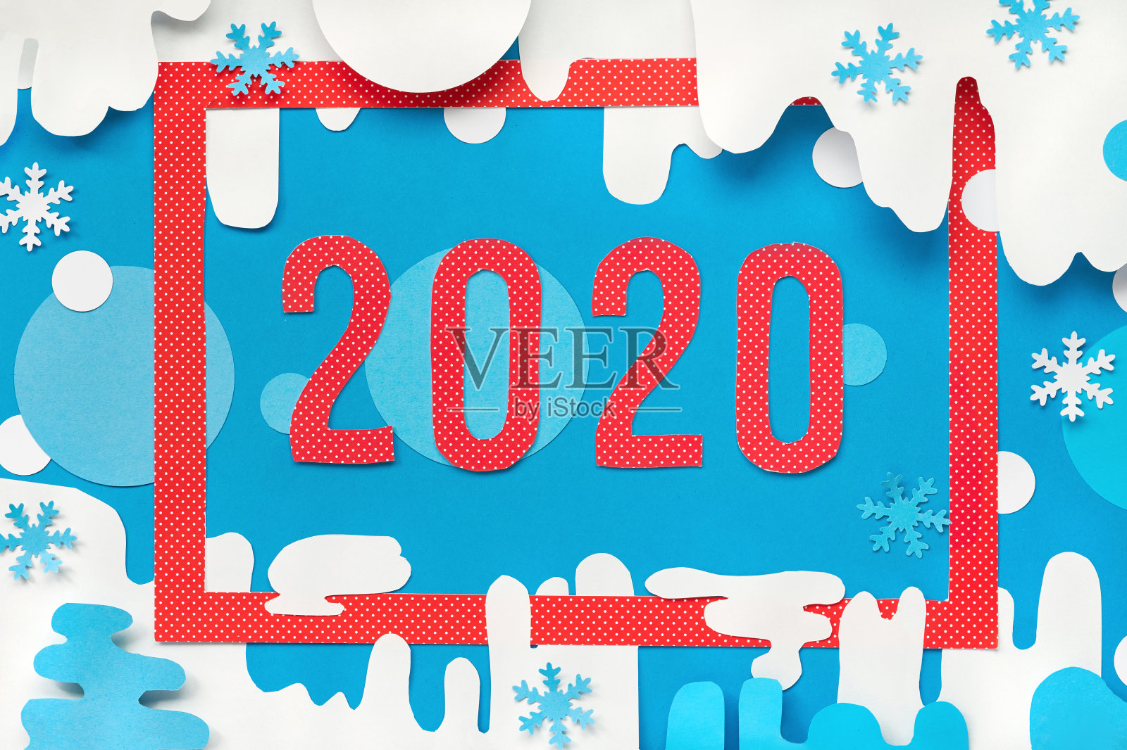 顶视图红色框架和数字2020在抽象的冬季背景与雪花照片摄影图片