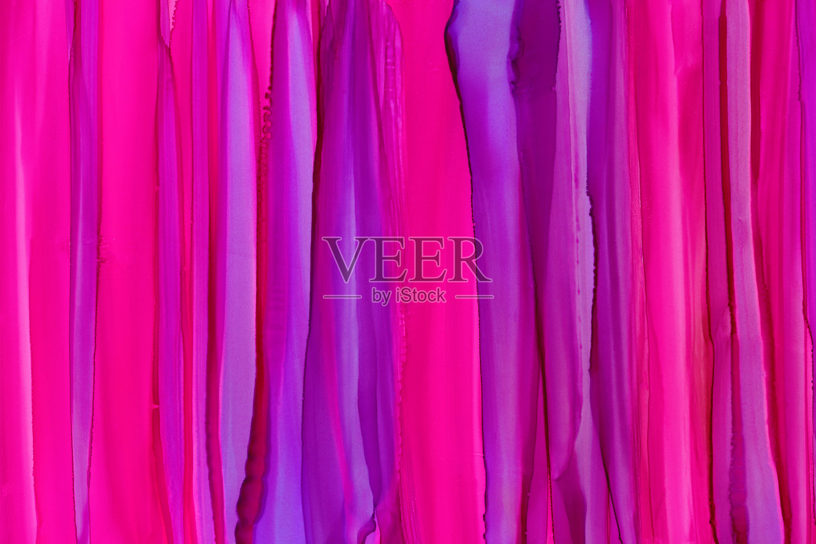 垂直彩色刷波醇墨纹理背景。手绘粉色和紫色抽象颜料污点插画图片素材