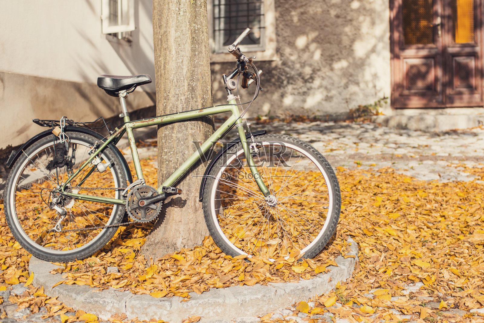 秋天，城市街道上的老式自行车照片摄影图片