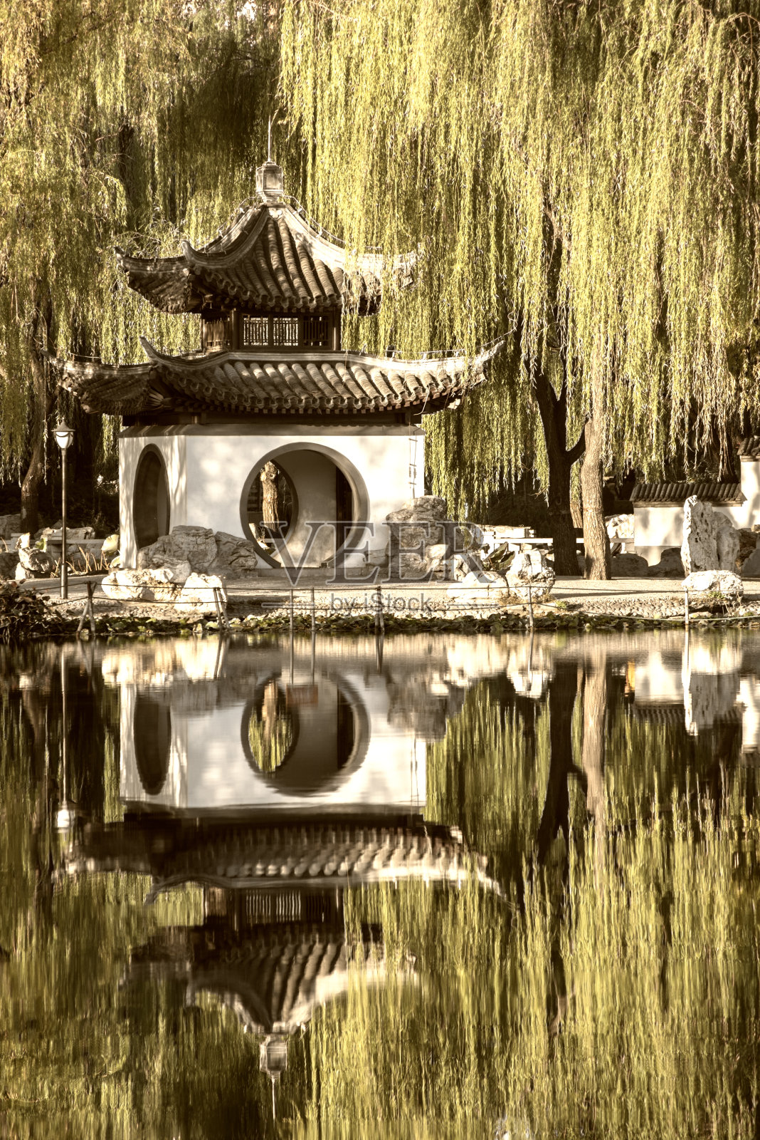北京秋日公园里的中式凉亭照片摄影图片