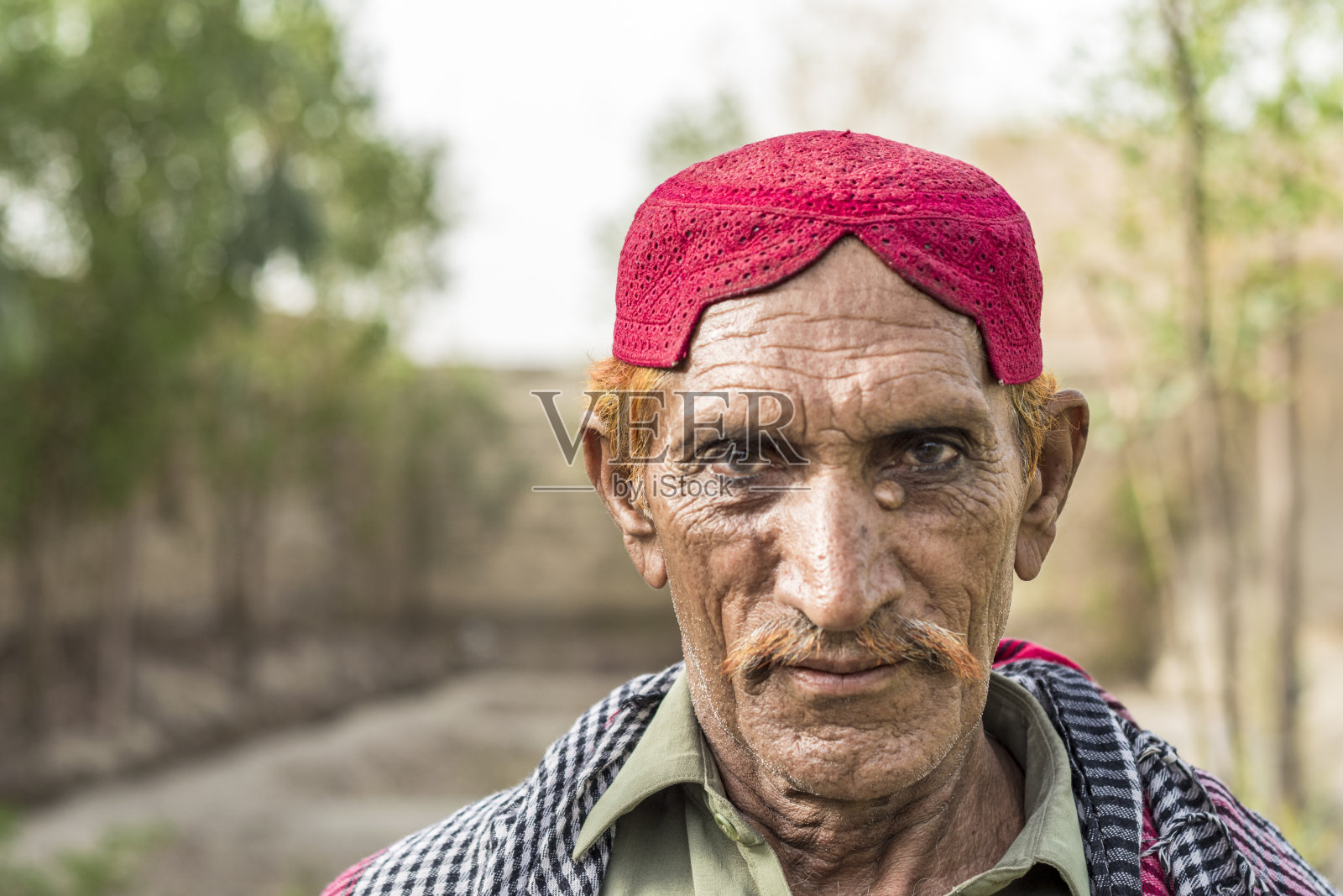 一个穿着巴基斯坦传统服装的贫穷的亚洲老农照片摄影图片