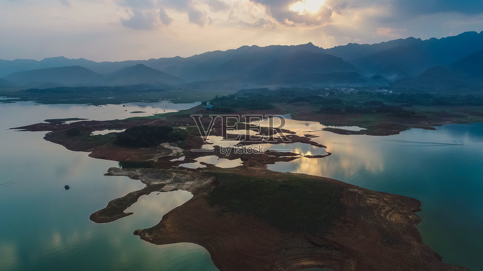 中国桂林青石潭湖照片摄影图片