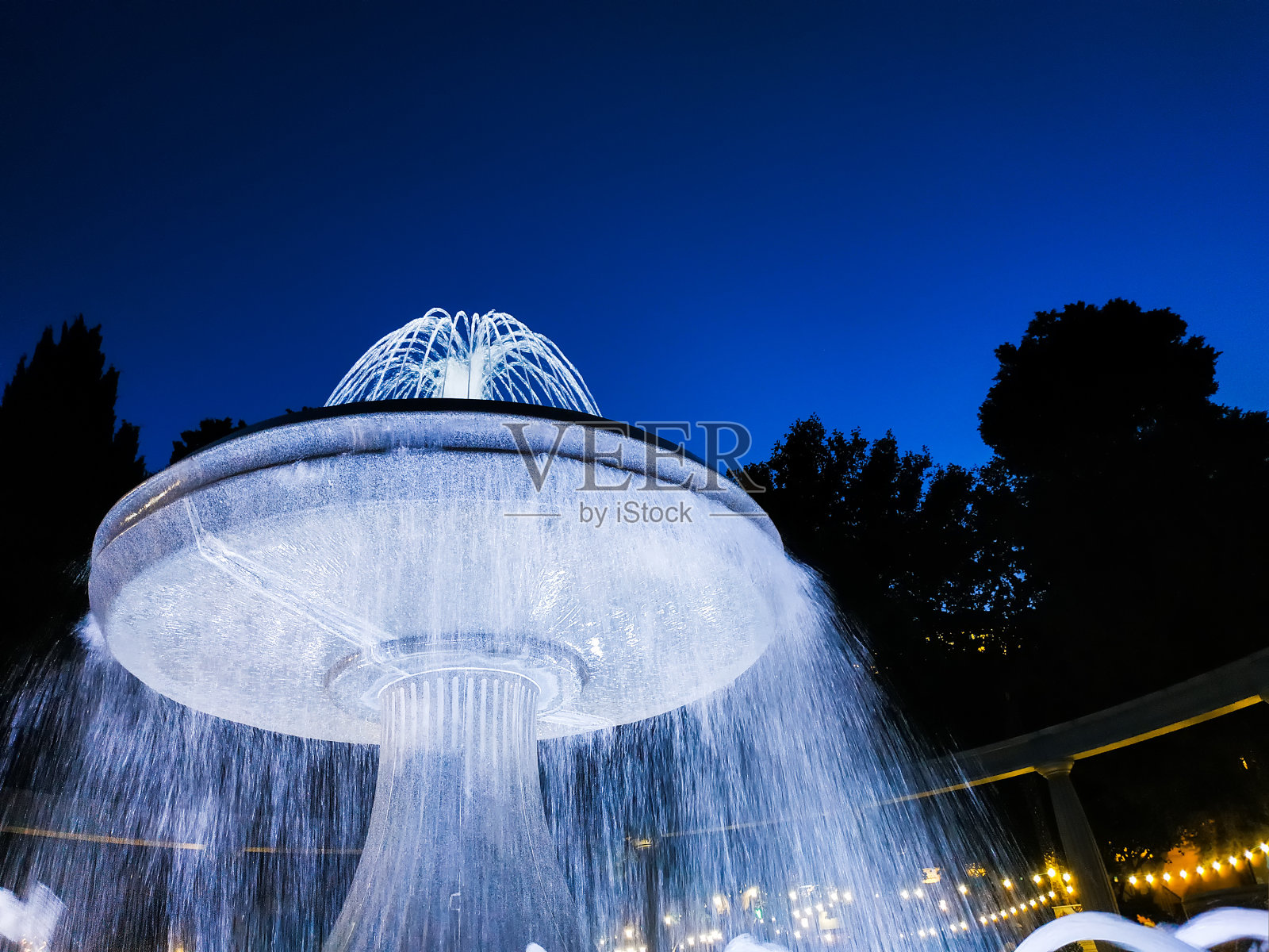 喷泉广场，阿塞拜疆首都巴库市中心的一个夜间喷泉照片摄影图片