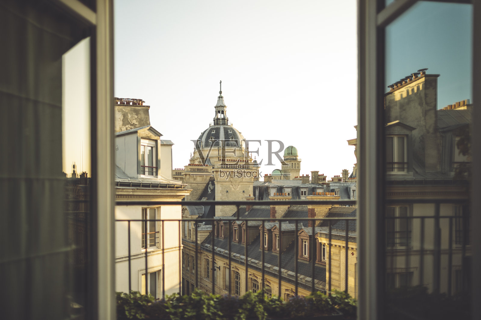 阳台上的巴黎大学模糊在背景中照片摄影图片