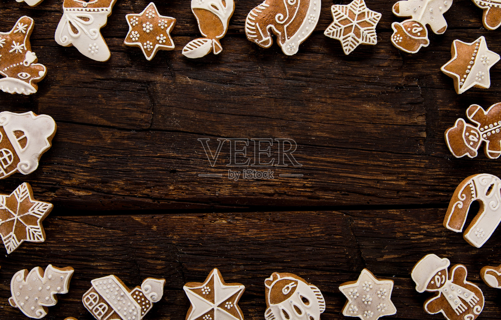 圣诞节自制的姜饼饼干放在旧木桌上。照片摄影图片