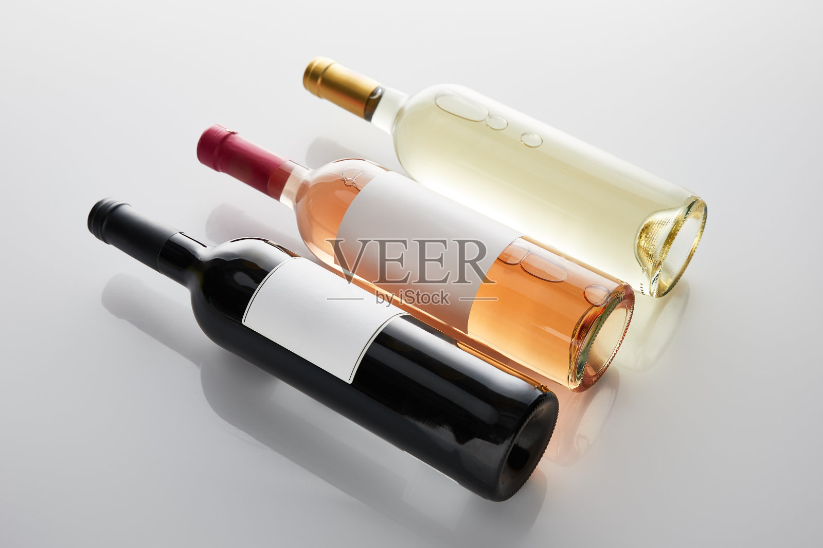 白葡萄酒，玫瑰葡萄酒和红葡萄酒在白色的背景照片摄影图片
