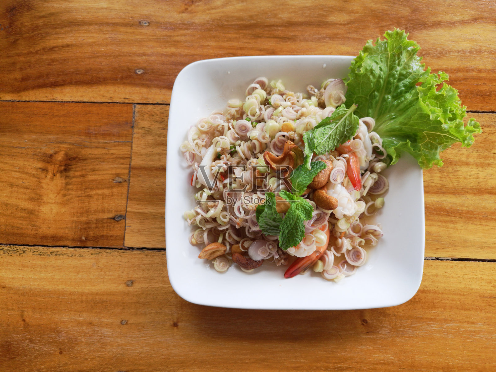 香辣柠檬草沙拉配虾仁。流行泰国菜。照片摄影图片