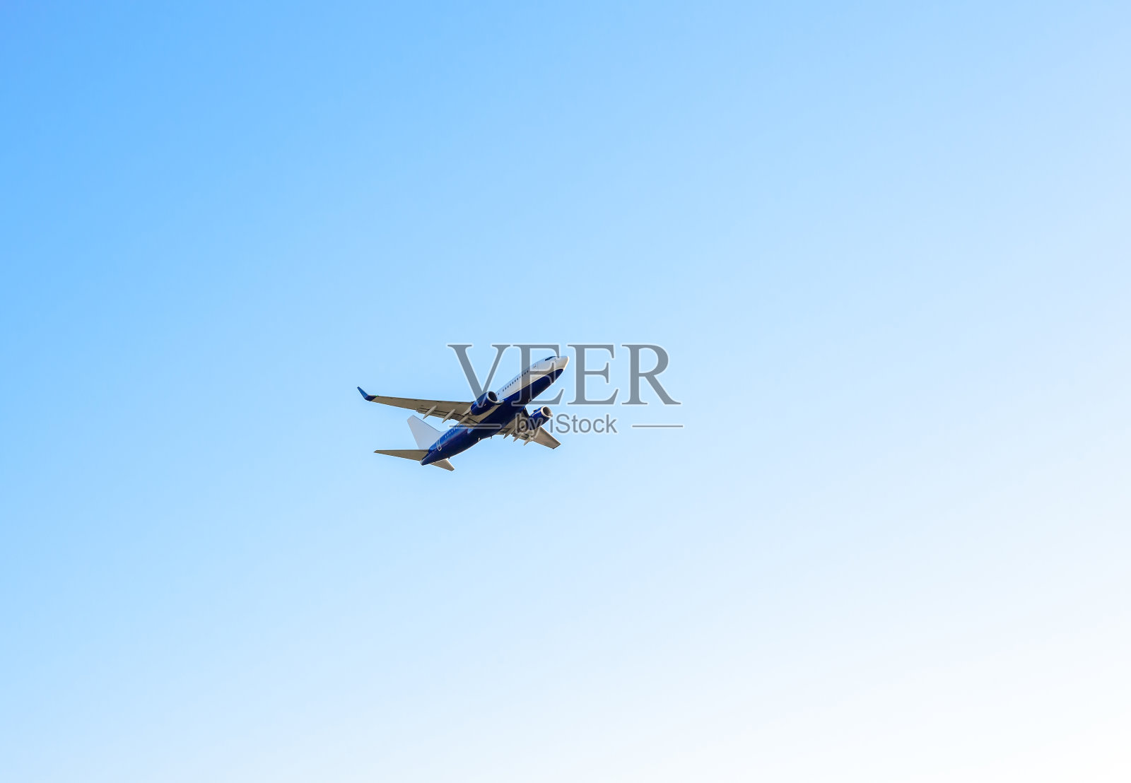 大客机在晴朗的蓝天中飞行飞机高空航行照片摄影图片