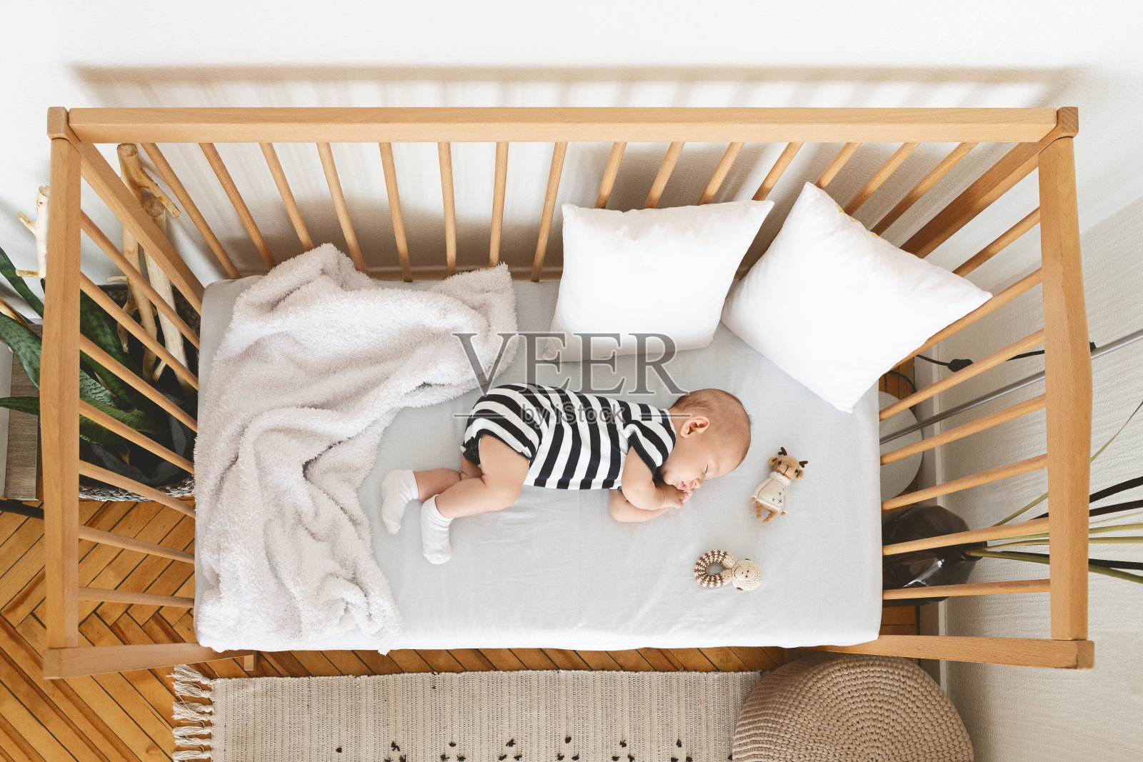 俯视图可爱的新生儿睡在木制婴儿床照片摄影图片