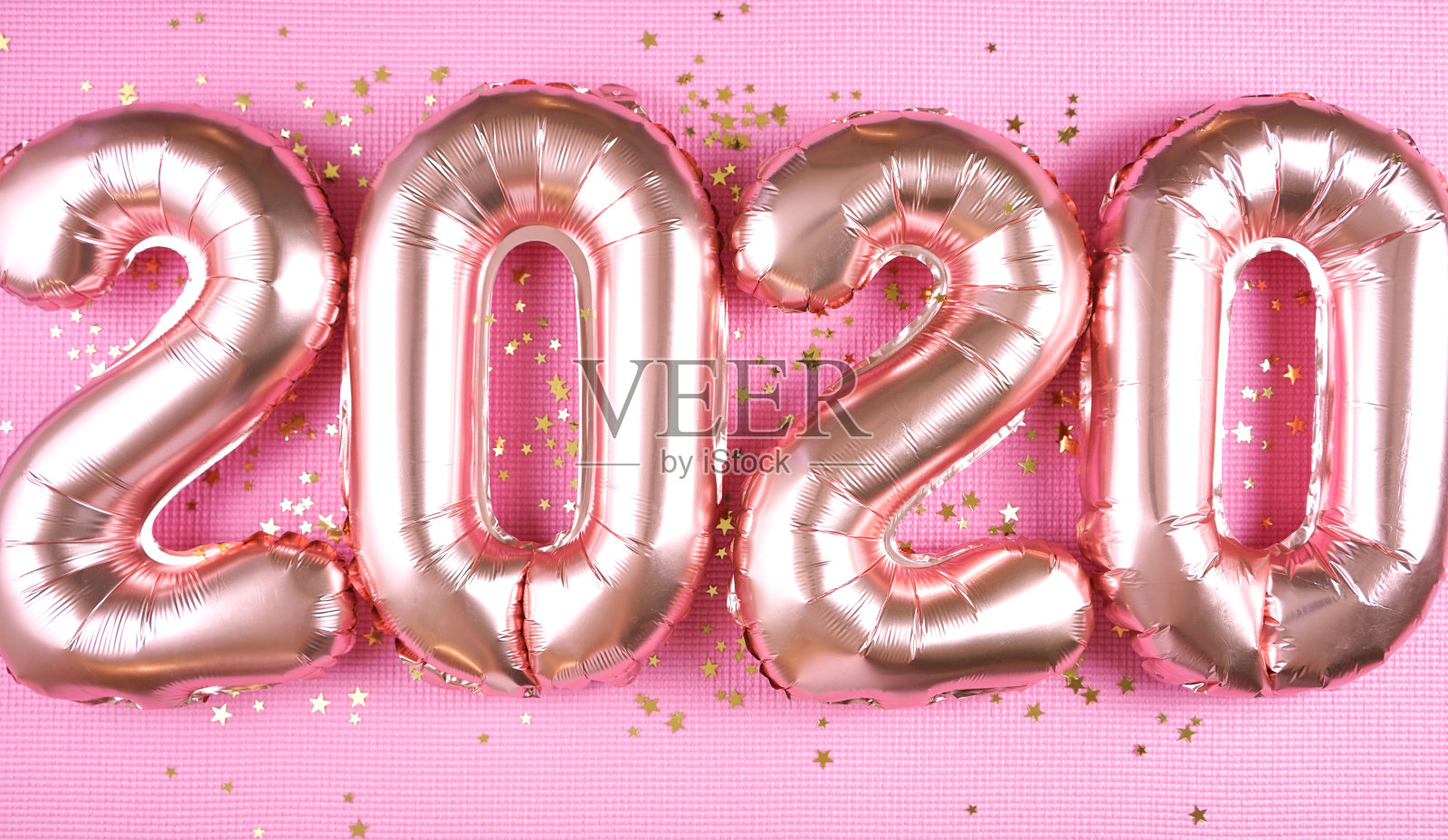新年前夕快乐玫瑰金箔2020金属气球在粉红色的背景。照片摄影图片