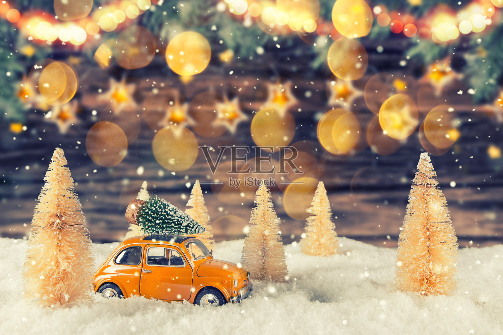 模糊背景的圣诞旧汽车模型照片摄影图片