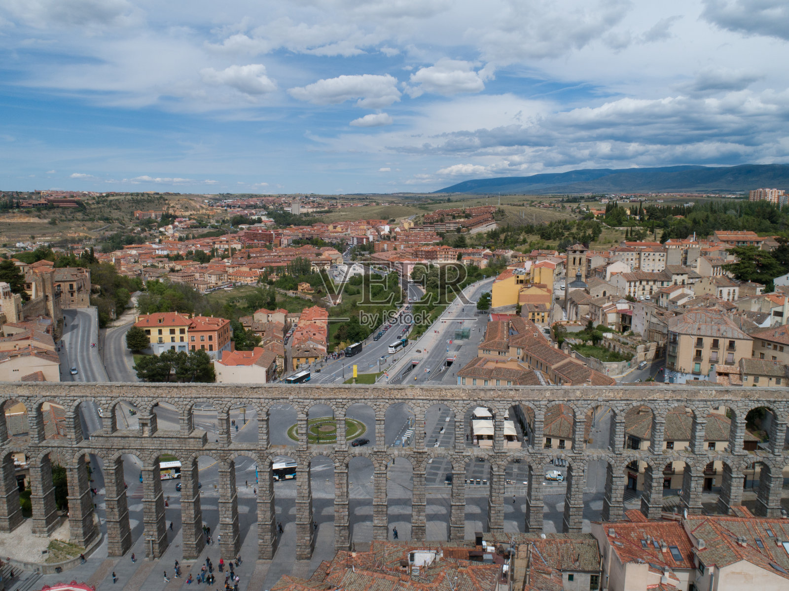 罗马高架渠(或高架桥)与背景中的老城，西班牙塞戈维亚照片摄影图片