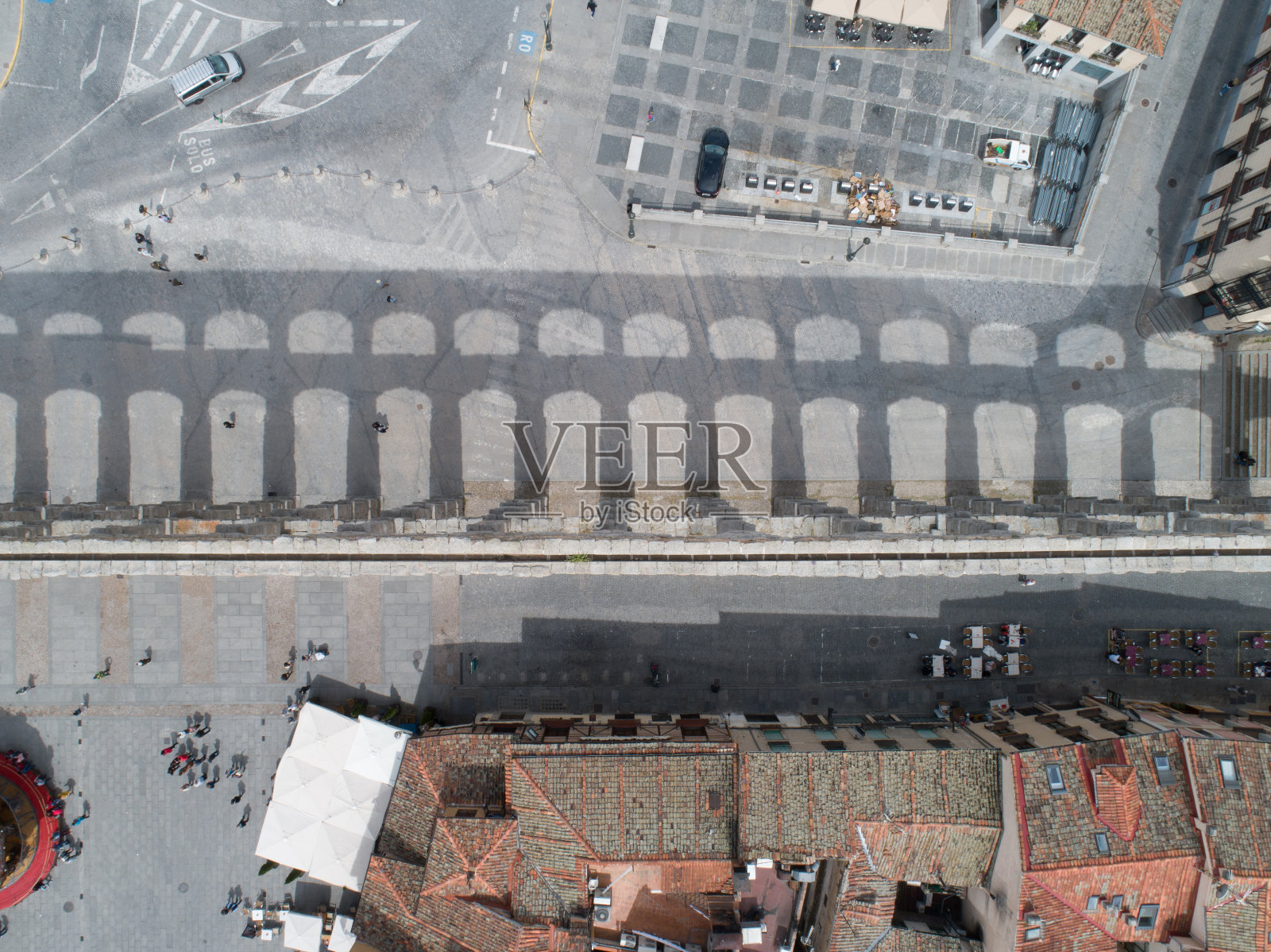 罗马高架渠(或高架桥)与背景中的老城，西班牙塞戈维亚照片摄影图片