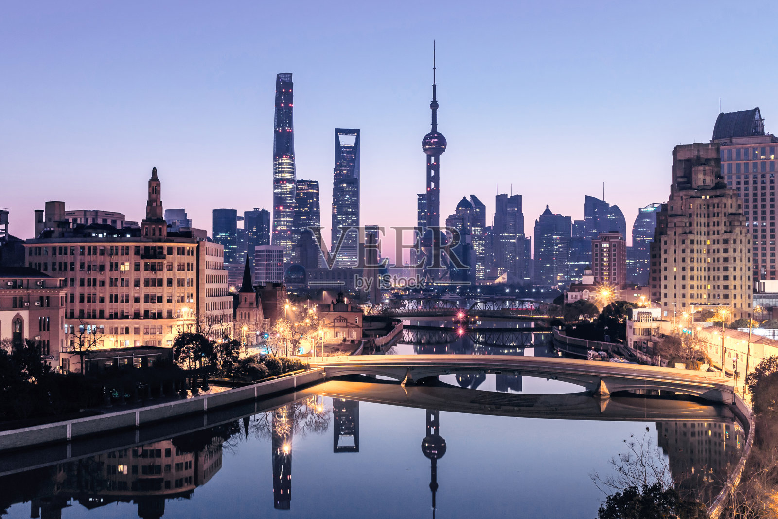 鸟瞰图的城市景观和城市天际线在黎明在中国上海。照片摄影图片