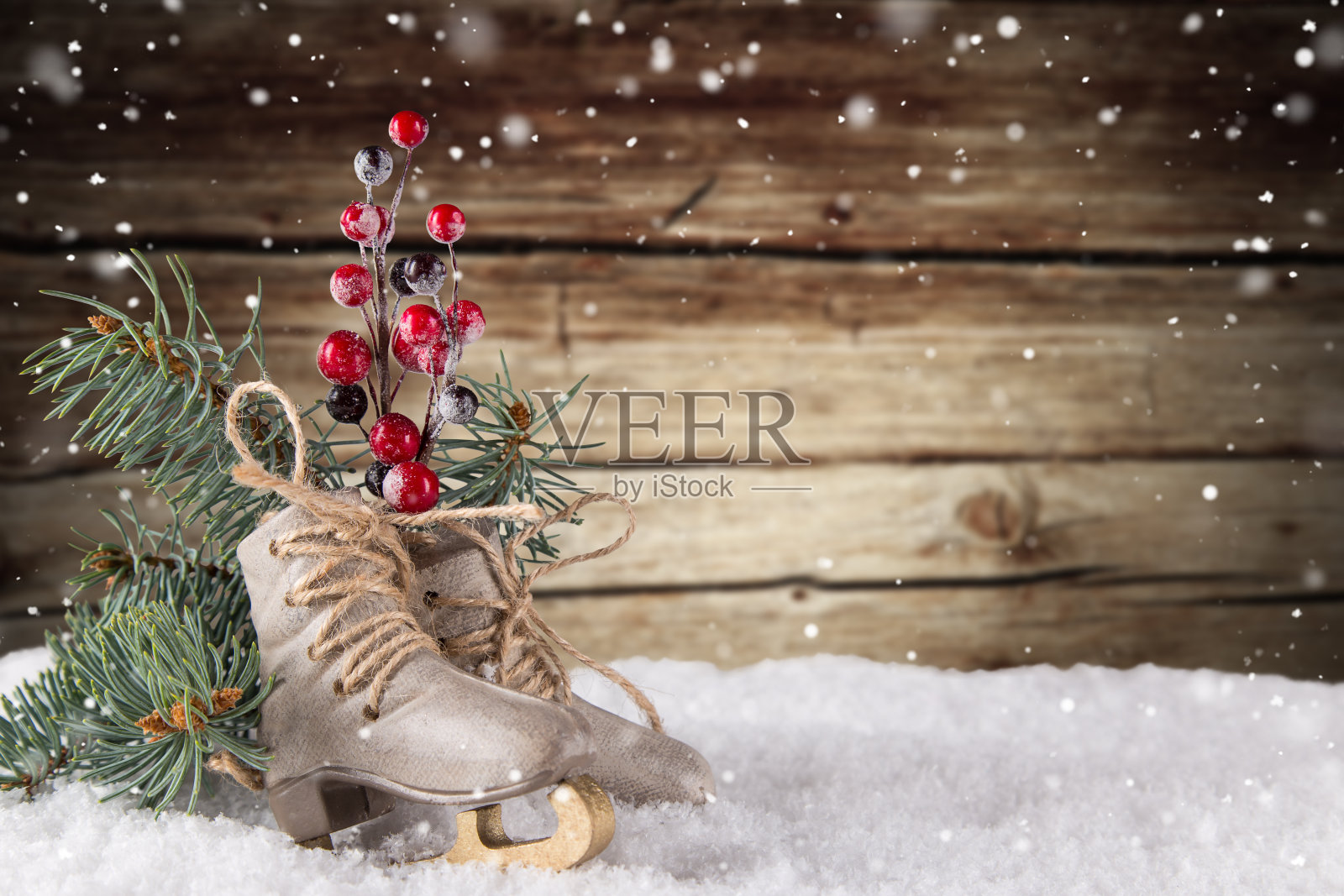 圣诞装饰冰鞋的木制背景照片摄影图片