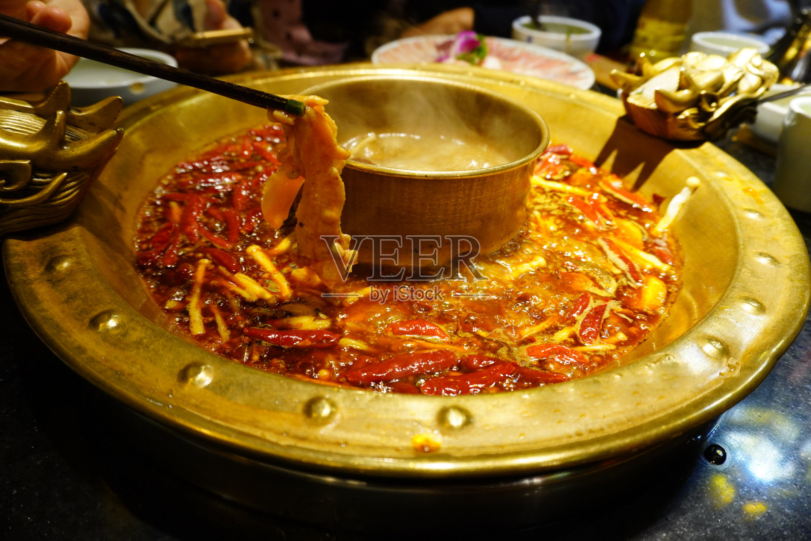 中国成都的麻辣火锅。照片摄影图片