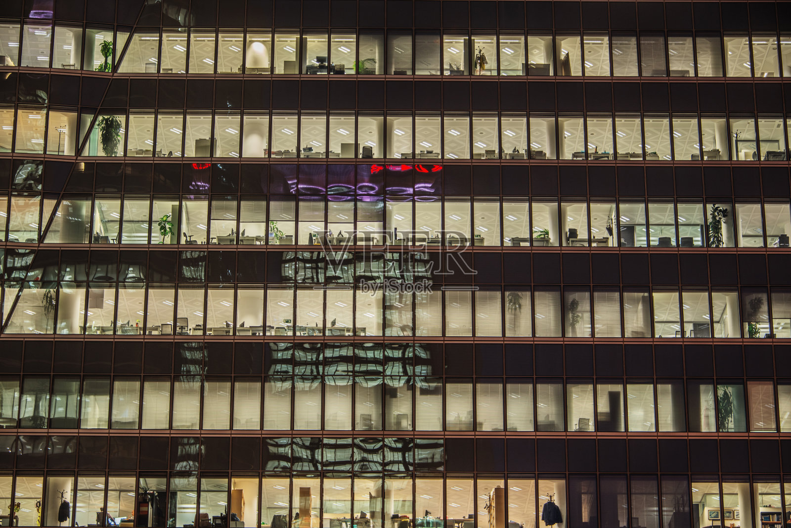 现代办公大楼的立面在夜间照片摄影图片