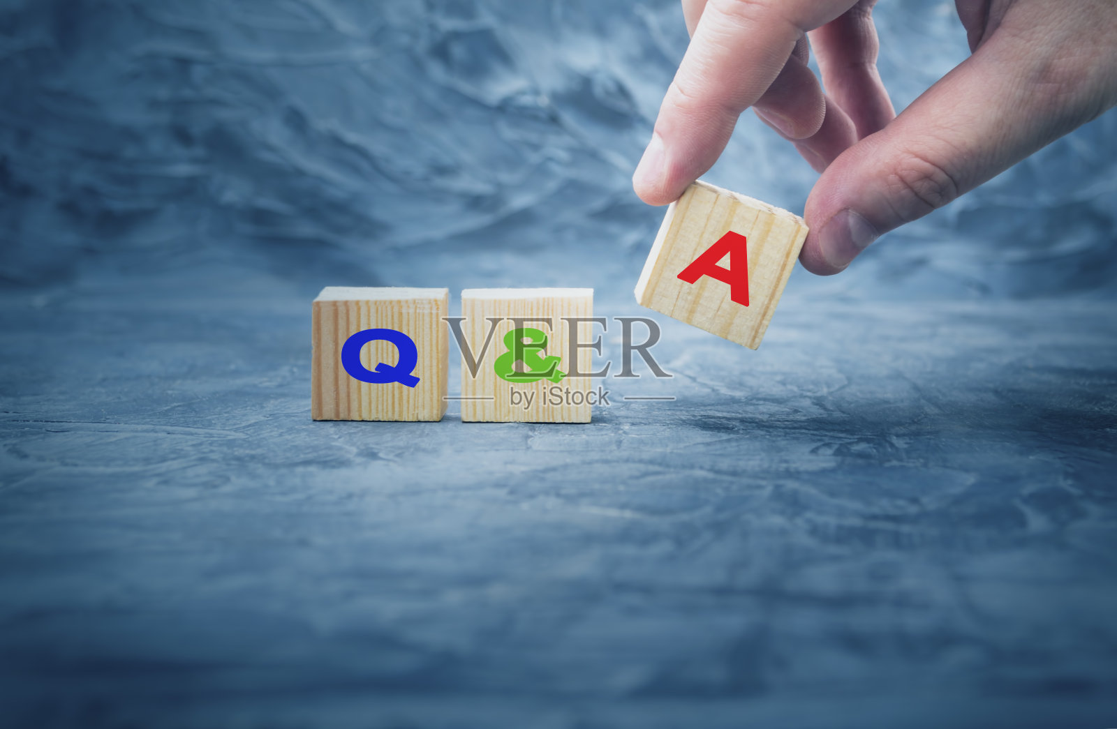Q&A -由字母、问题和答案组成的木块的首字母缩写照片摄影图片