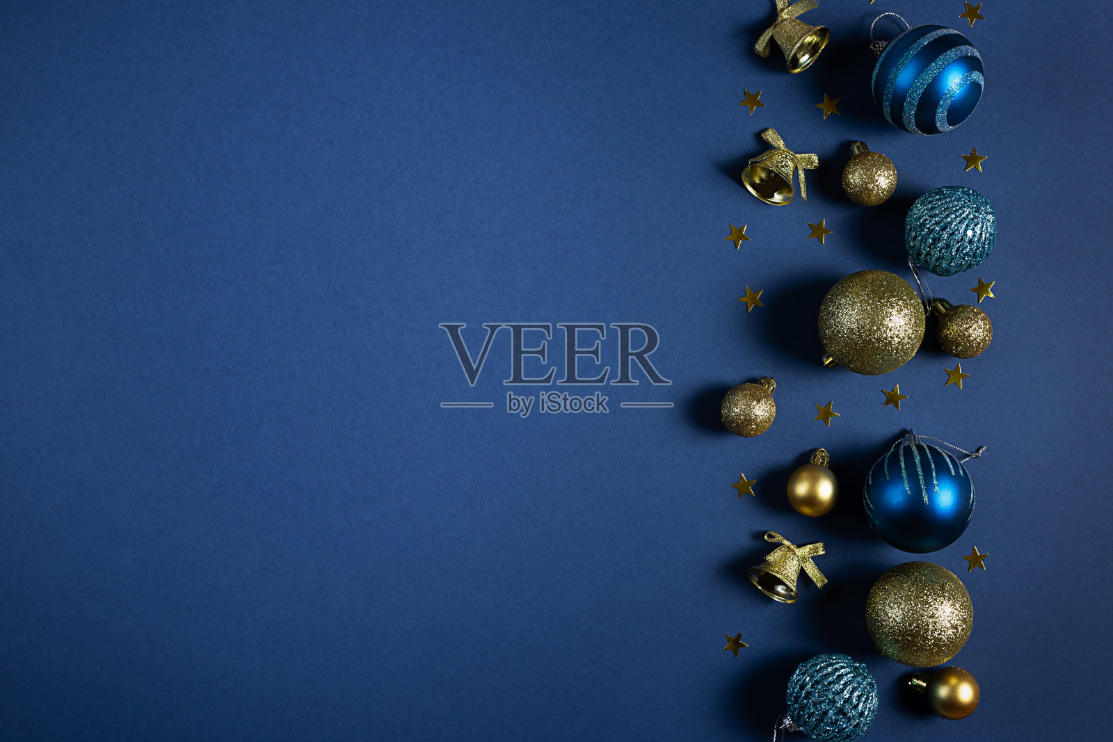圣诞横幅与圣诞装饰，闪亮的球，铃铛和星星在蓝色的背景与拷贝空间。照片摄影图片