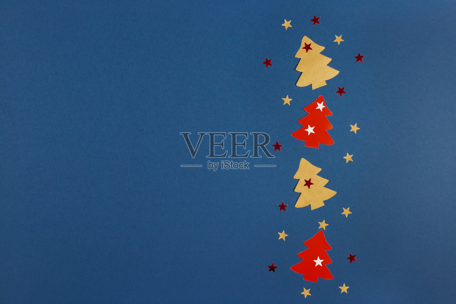 圣诞旗帜与圣诞树和星星手工在蓝色背景与拷贝空间。平的。照片摄影图片