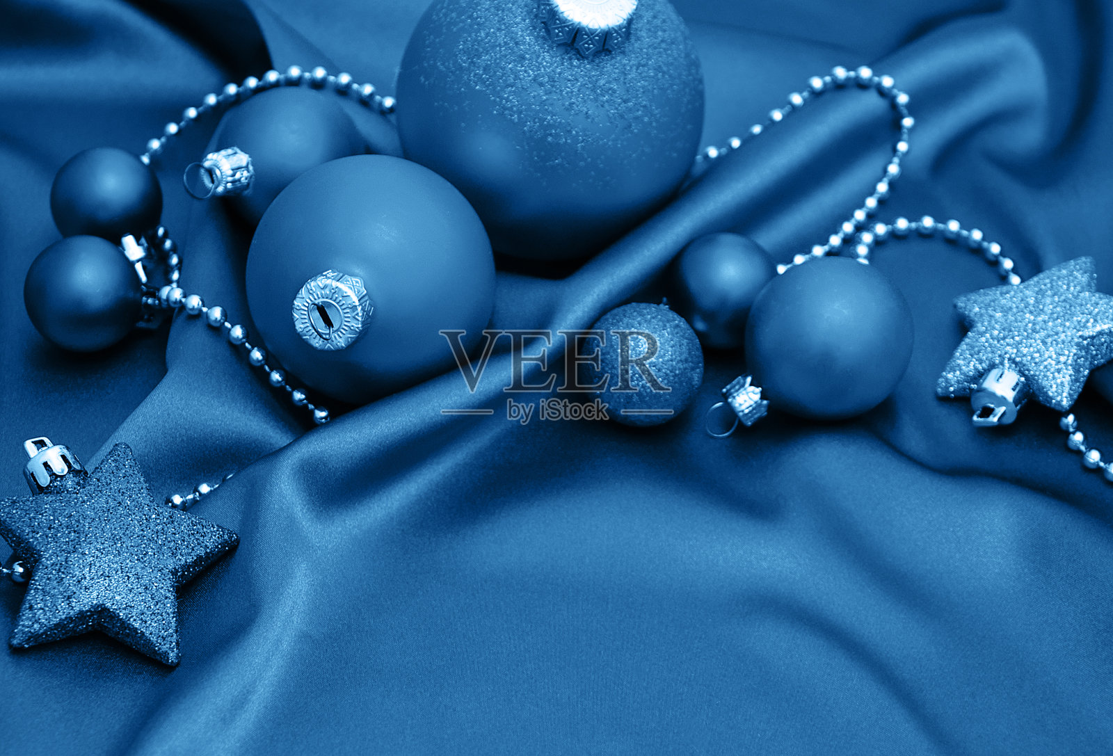 经典的蓝色丝质圣诞装饰物照片摄影图片