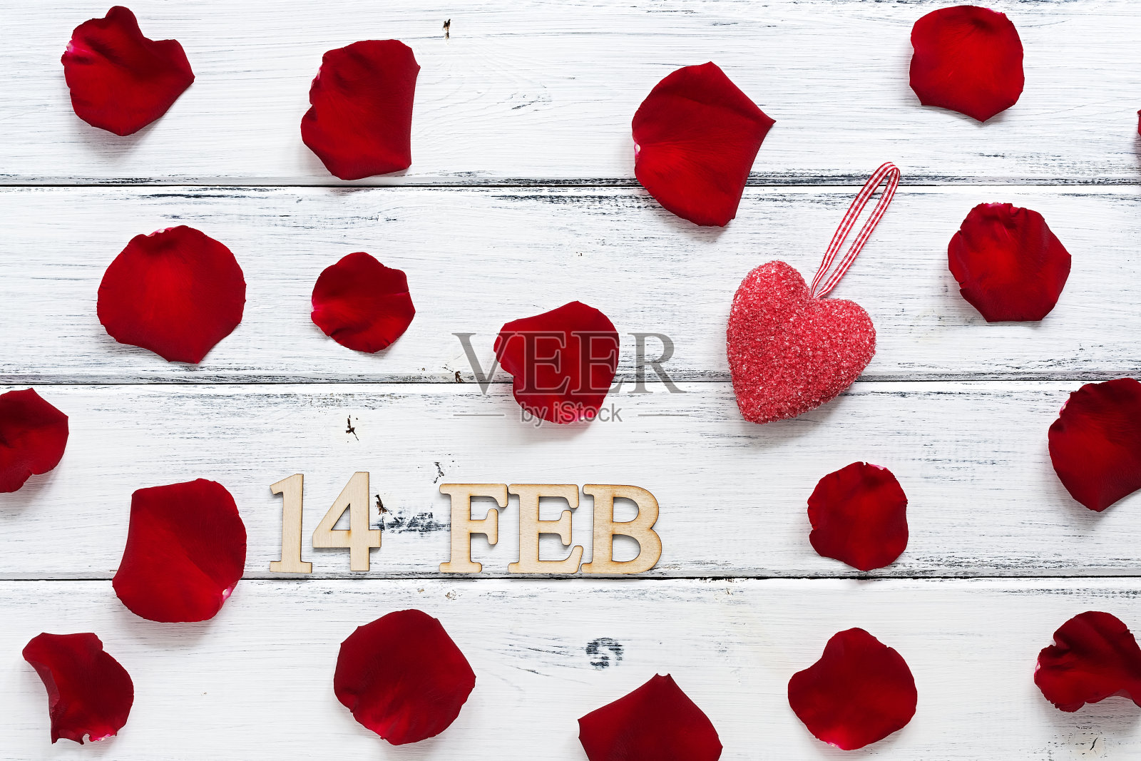 2月14日，情人节。白色木板背景上的红玫瑰花瓣和心形。俯视图，平放。照片摄影图片