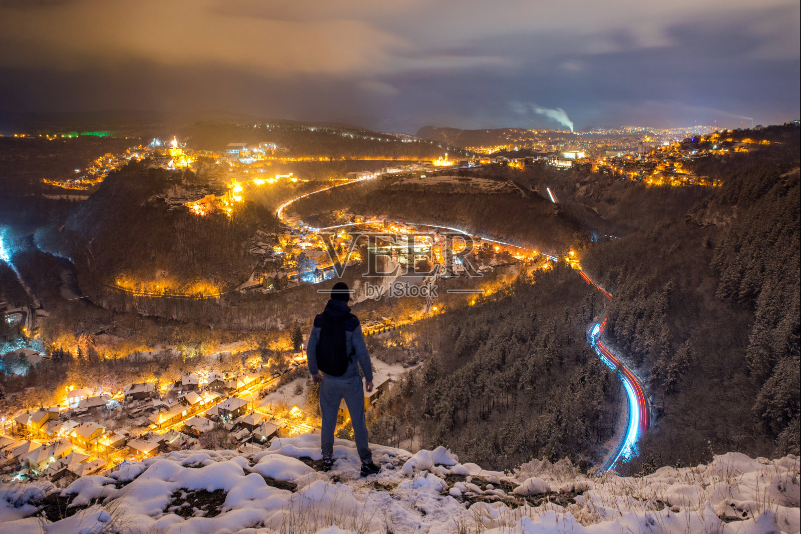 冬季从悬崖边缘向保加利亚的Veliko Tarnovo城的夜景照片摄影图片