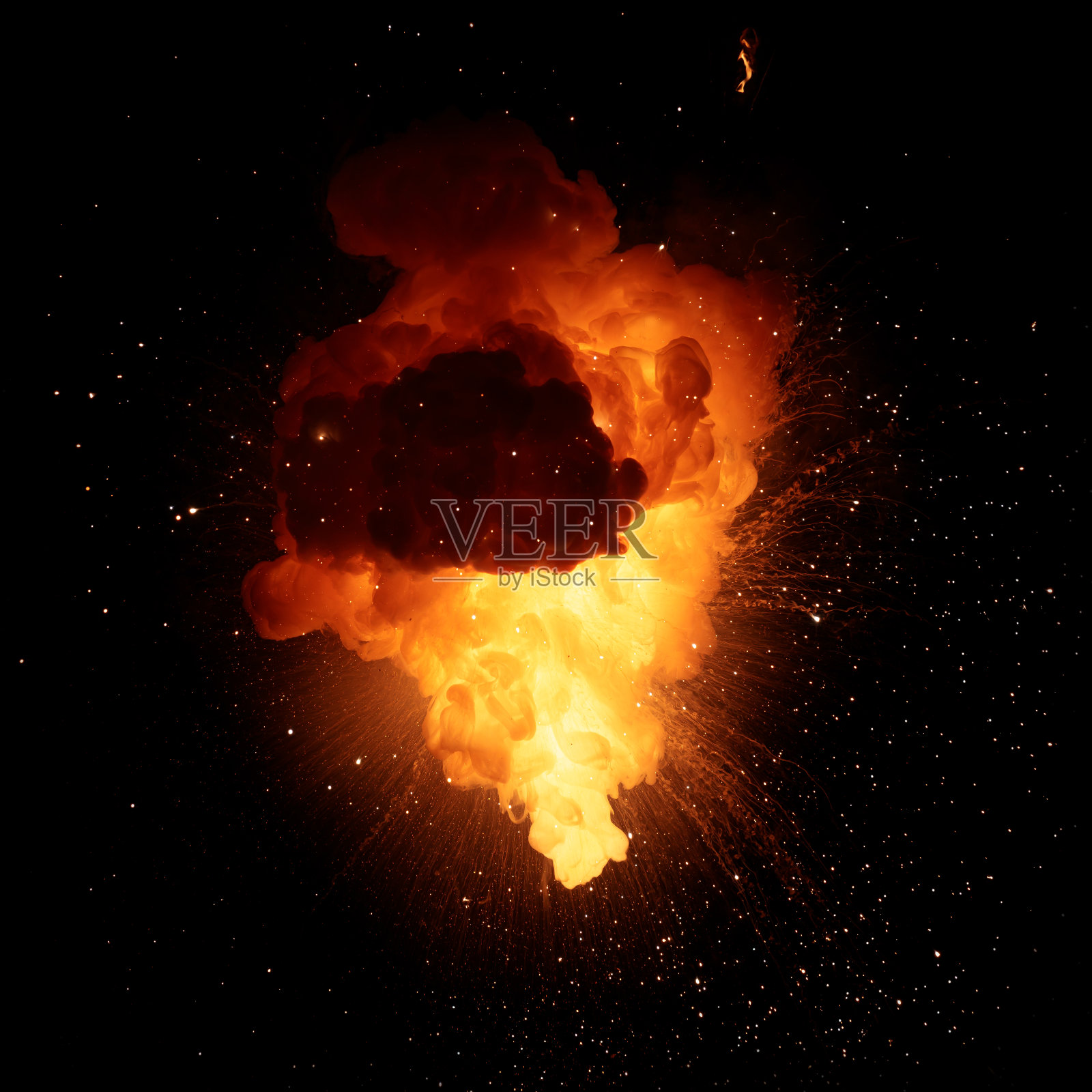 真实的火焰炸弹爆炸与火花和烟雾隔离在黑色背景照片摄影图片