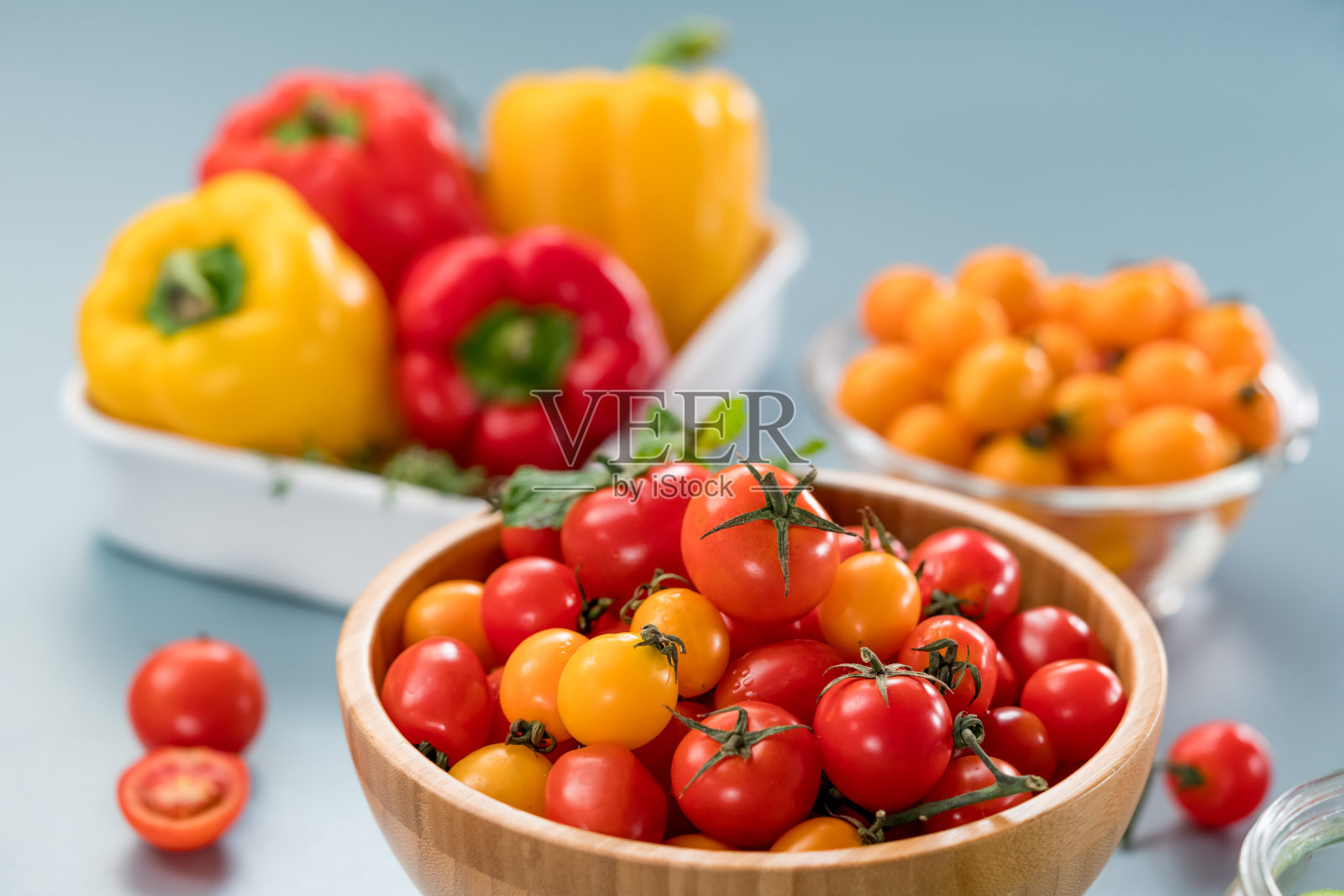 新鲜多彩的蔬菜摆在桌上照片摄影图片