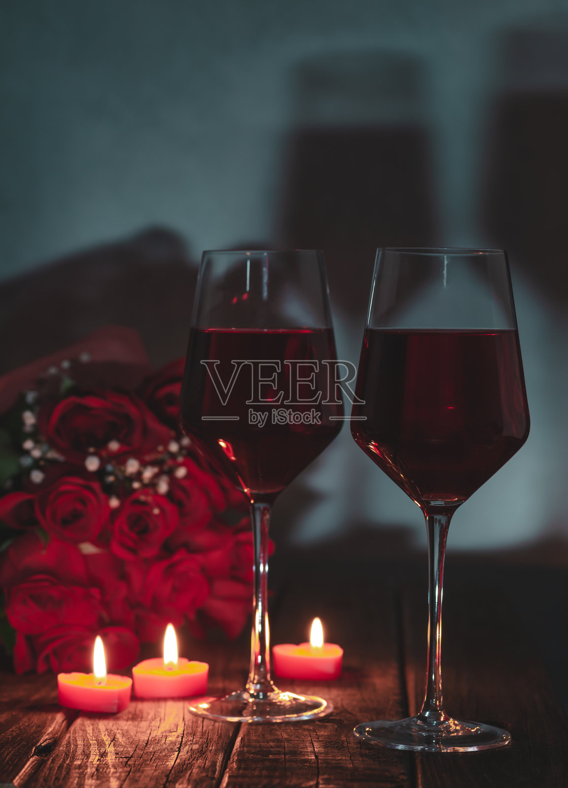 两杯玫瑰和蜡烛酒照片摄影图片
