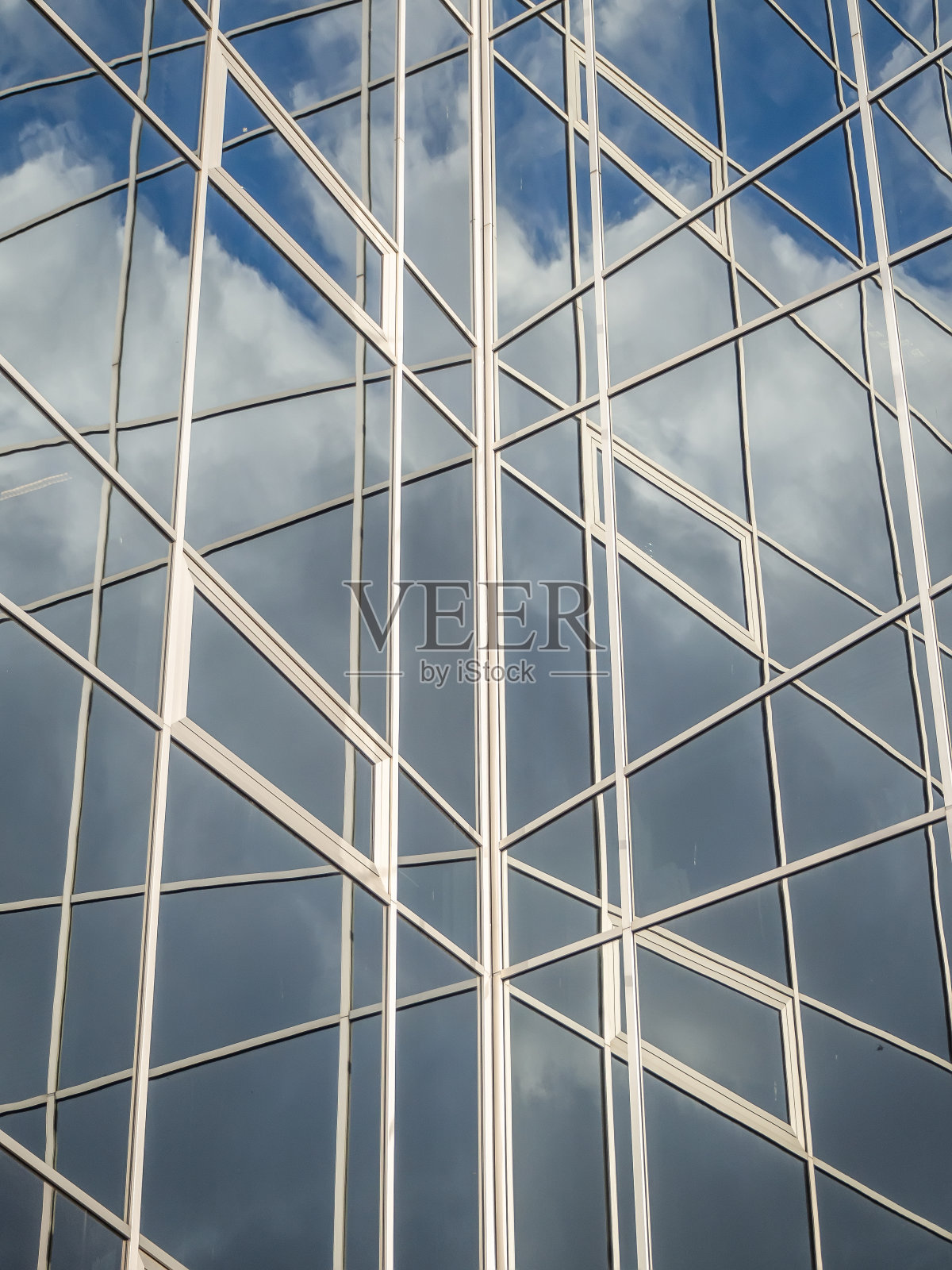 天空反射在建筑物的玻璃窗上照片摄影图片