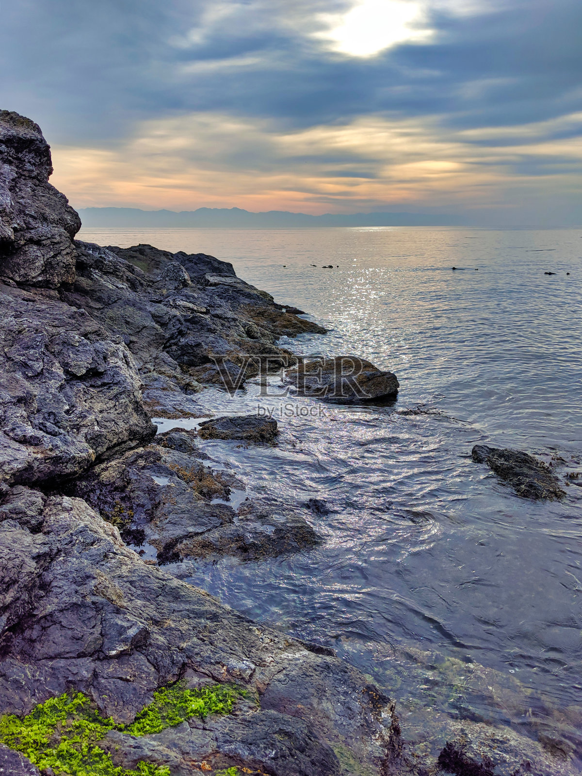 在一个阴天，西澳大利亚州圣胡安岛的岩石海岸海岸线照片摄影图片