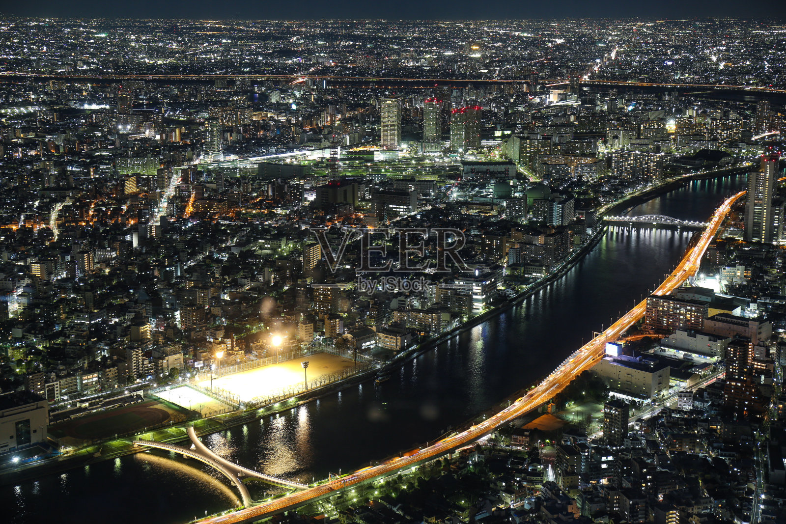 明亮的空中广角夜景照亮东京照片摄影图片
