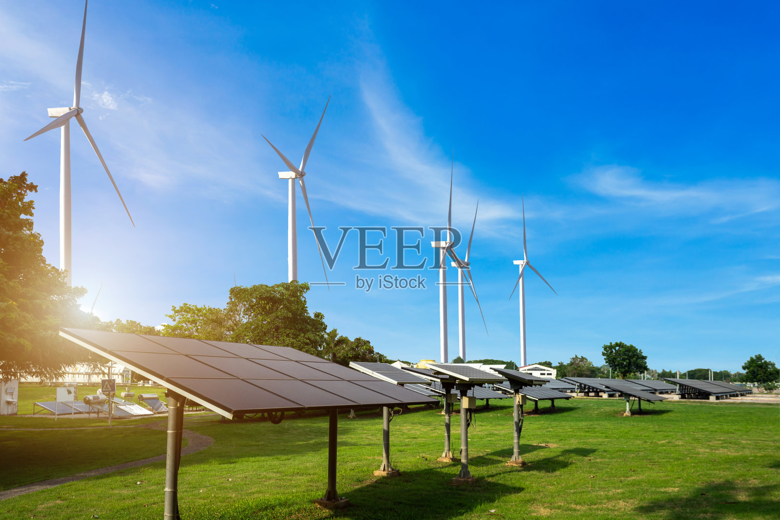 太阳能板与风力涡轮机，山脉景观，蓝天白云，替代能源概念，清洁能源，绿色能源。照片摄影图片