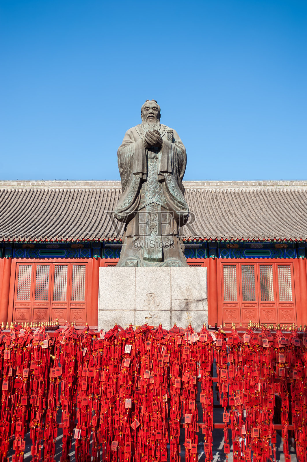 北京孔庙的中国哲学家孔子的雕像照片摄影图片