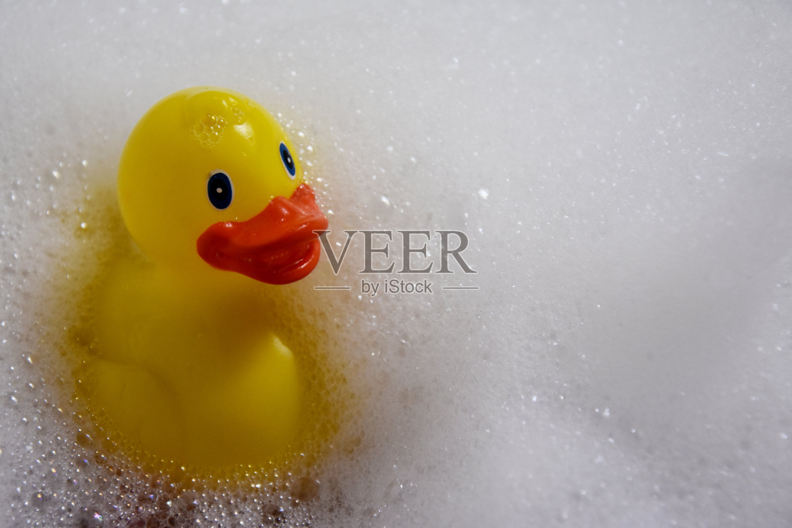 黄色的橡皮鸭在浴池的形象照片摄影图片