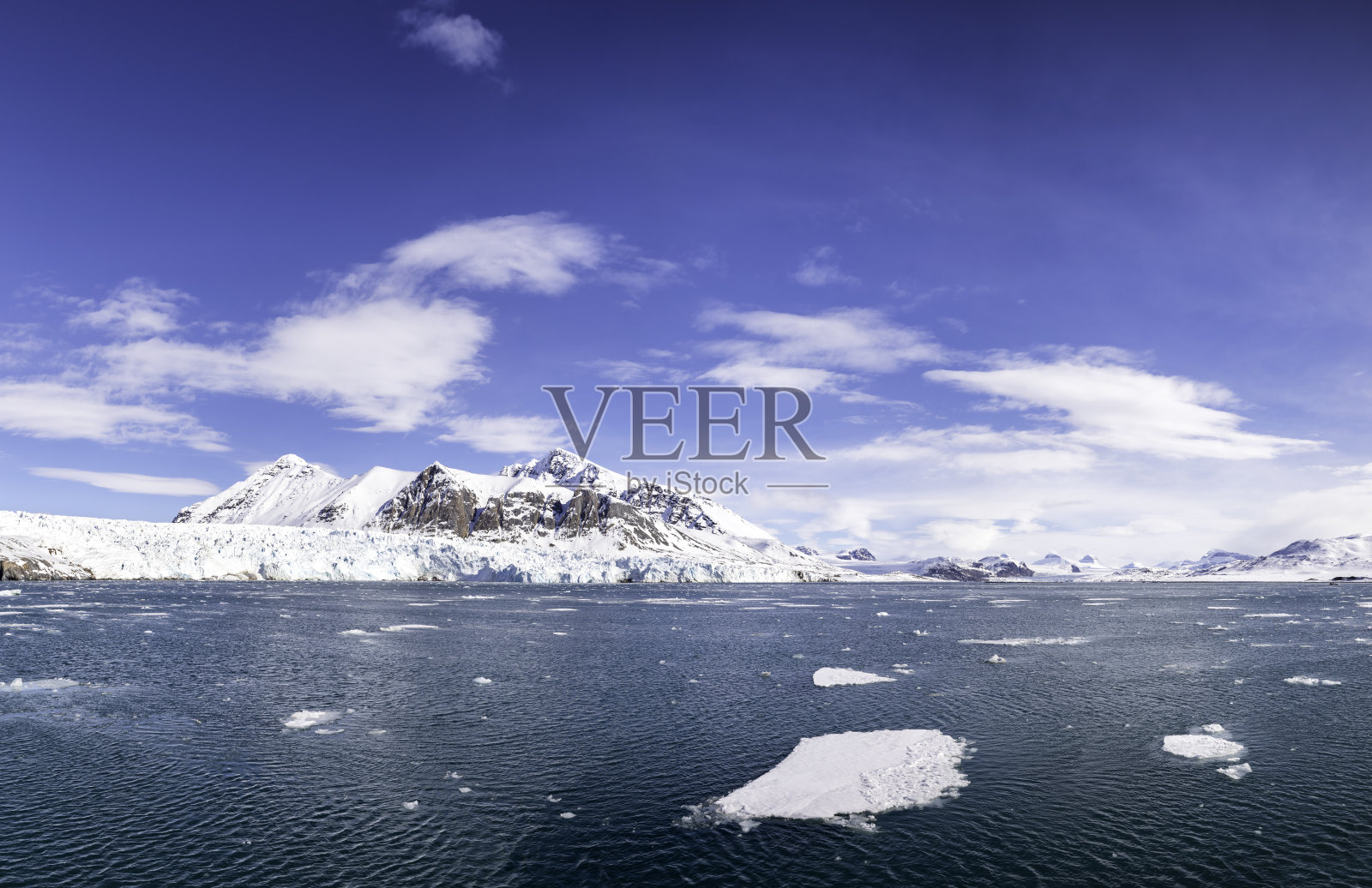 群山、冰川和斯瓦尔巴特群岛峡湾的全景照片摄影图片