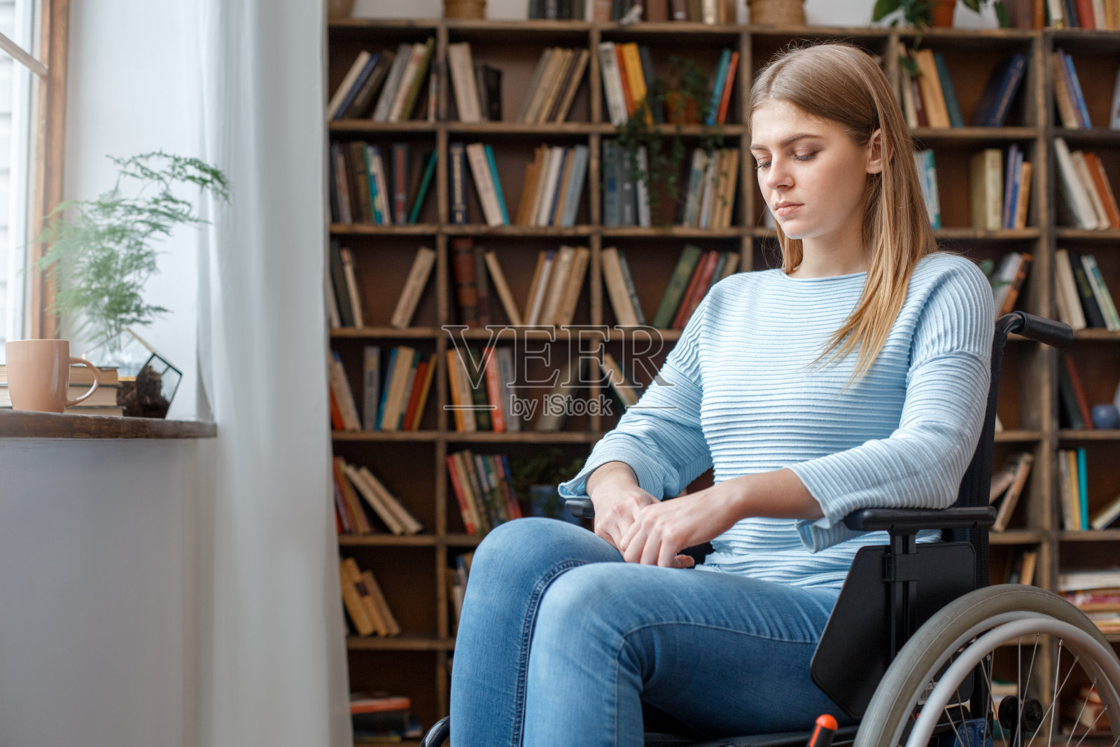 年轻女子坐在轮椅上的残疾概念照片摄影图片